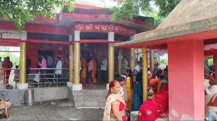 सावन के प्रथम सोमवार पर मंदिरों में उमड़ा जन-सैलाब।